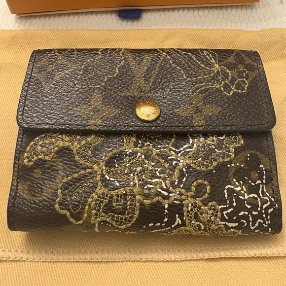 Louis Vuitton Limited Edition Gold Monogram Dentelle Ludlow Wallet - Authentic - Picture 2 of 15